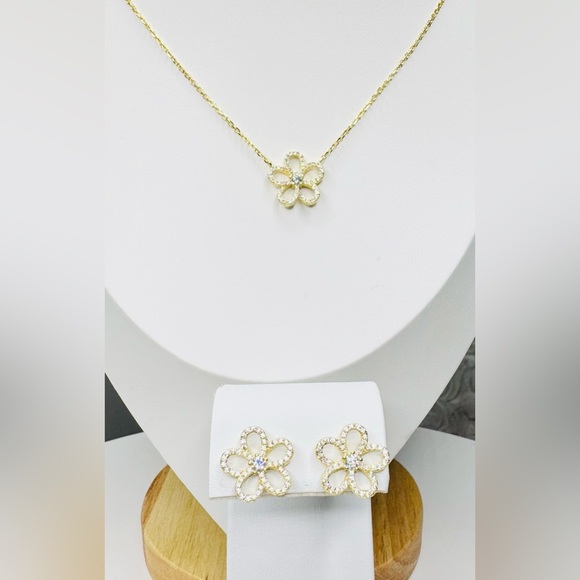 18K Gold & Sterling Silver Flower Necklace and Earring Set - Picture 3 of 7